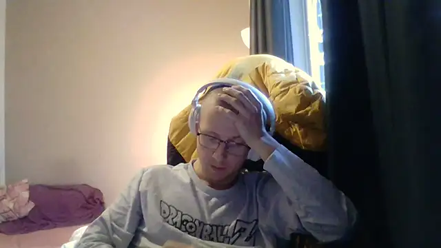 Snapshot of David250692 chatting on November 21, 1:32 pm David250692 online show from November 21, 1:32 pm