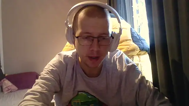 Snapshot of David250692 chatting on November 27, 9:33 am David250692 online show from November 27, 9:33 am