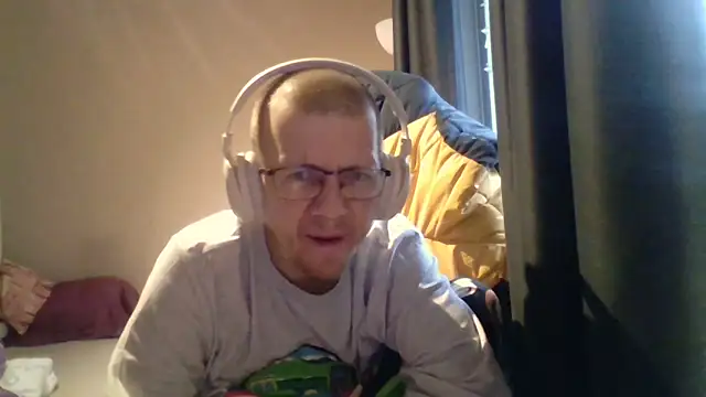 Snapshot of David250692 chatting on November 28, 9:45 am David250692 online show from November 28, 9:45 am