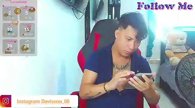 Snapshot of boyhot23x chatting on January 10, 2:45 pm boyhot23x online show from January 10, 2:45 pm