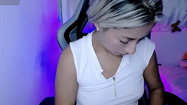 ninatiny online show from November 6, 6:36 am