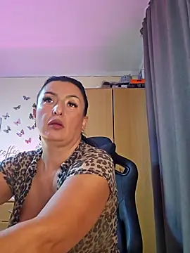 Snapshot of Hotangel75 chatting on October 22, 8:47 am Hotangel75 online show from October 22, 8:47 am