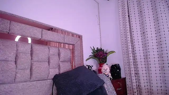 salomecastro  online show from March 1, 9:40 am