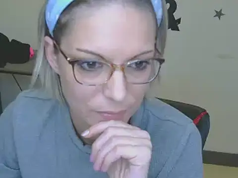 Snapshot of alixfeeling chatting on December 31, 2:36 pm alixfeeling online show from December 31, 2:36 pm