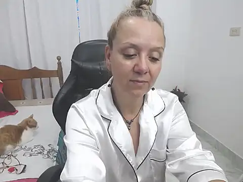 yeslluisa online show from April 12, 8:58 pm