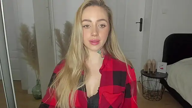 Snapshot of sexyCoralie chatting on March 13, 8:54 pm sexyCoralie online show from March 13, 8:54 pm