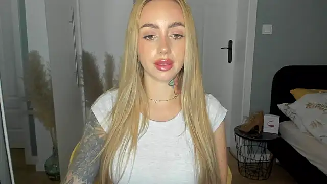 Snapshot of sexyCoralie chatting on June 11, 1:53 pm sexyCoralie online show from June 11, 1:53 pm