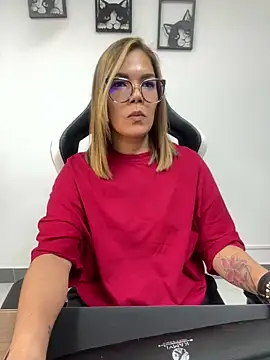 Snapshot of KellyBrooklyn_ chatting on December 3, 3:33 pm KellyBrooklyn online show from December 3, 3:33 pm