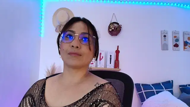 Snapshot of JuliRamirez chatting on January 6, 8:18 pm JuliRamirez online show from January 6, 8:18 pm