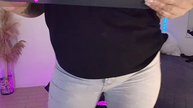 Snapshot of JuliRamirez chatting on March 14, 6:39 pm JuliRamirez online show from March 14, 6:39 pm