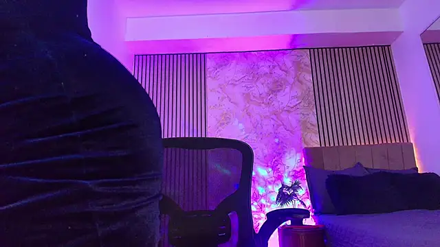 JuliRamirez online show from April 19, 4:17 pm