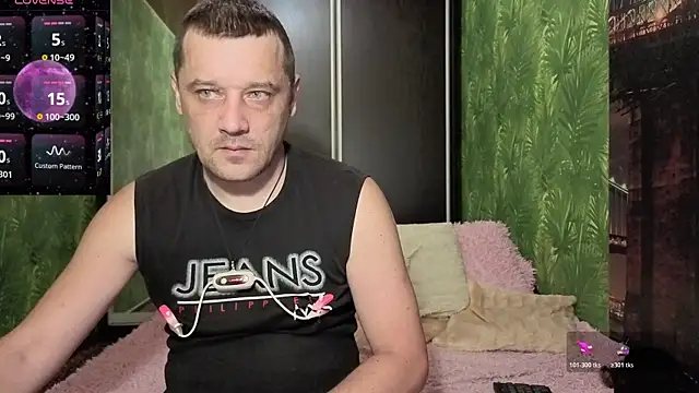Snapshot of DanielOhCool chatting on July 21, 7:32 am DanielOhCool online show from July 21, 7:32 am