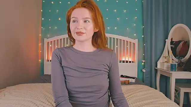 Snapshot of GingerArin chatting on December 5, 11:30 am GingerArin online show from December 5, 11:30 am