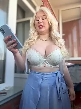 Snapshot of LaraHollywood chatting on October 1, 3:34 am LaraHollywood online show from October 1, 3:34 am