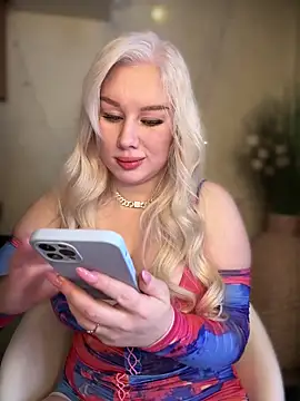 Snapshot of LaraHollywood chatting on October 4, 6:11 am LaraHollywood online show from October 4, 6:11 am