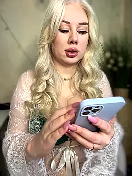 Snapshot of LaraHollywood chatting on October 14, 4:02 am LaraHollywood online show from October 14, 4:02 am