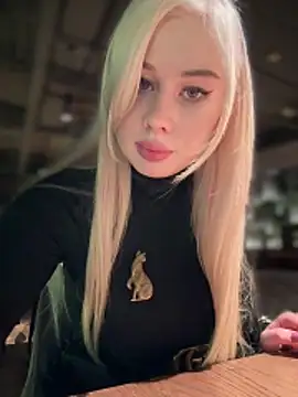 Snapshot of LaraHollywood chatting on November 12, 11:32 am LaraHollywood online show from November 12, 11:32 am