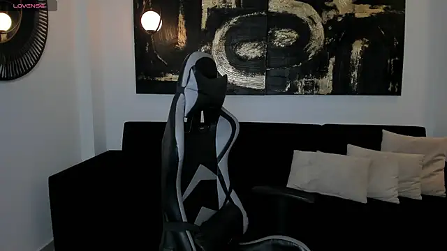 Snapshot of EllaClark chatting on December 22, 11:00 am EllaClark online show from December 22, 11:00 am