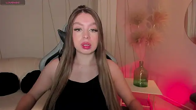 Snapshot of EllaClark chatting on December 29, 11:29 am EllaClark online show from December 29, 11:29 am