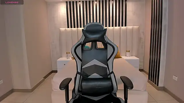 Snapshot of EllaClark chatting on January 6, 6:20 pm EllaClark online show from January 6, 6:20 pm