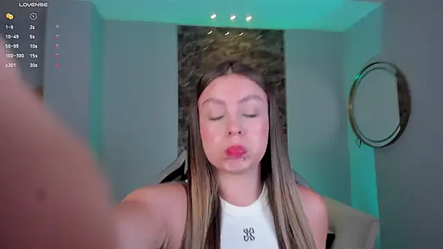 Snapshot of EllaClark chatting on January 14, 2:19 am EllaClark online show from January 14, 2:19 am