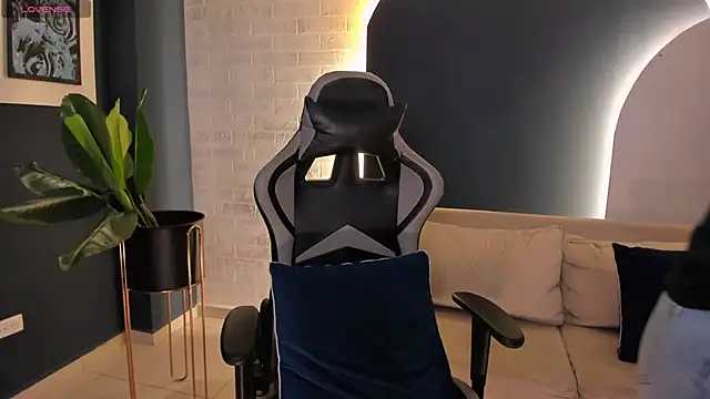 Snapshot of EllaClark chatting on January 19, 11:34 am EllaClark online show from January 19, 11:34 am