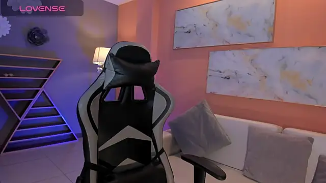 Snapshot of EllaClark chatting on February 19, 7:05 pm EllaClark online show from February 19, 7:05 pm