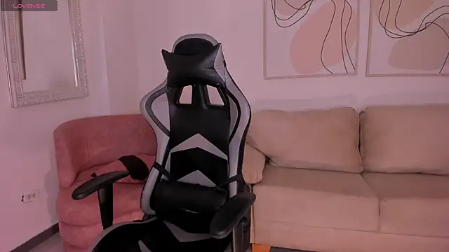 Snapshot of EllaClark chatting on September 12, 6:52 pm EllaClark online show from September 12, 6:52 pm