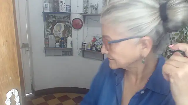 Snapshot of FunnyGrandma chatting on May 2, 9:31 pm FunnyGrandma online show from May 2, 9:31 pm