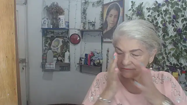 Snapshot of FunnyGrandma chatting on May 6, 1:57 am FunnyGrandma online show from May 6, 1:57 am