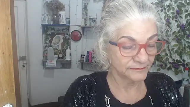 Snapshot of FunnyGrandma chatting on May 9, 3:34 am FunnyGrandma online show from May 9, 3:34 am
