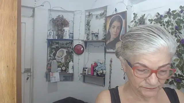 Snapshot of FunnyGrandma chatting on May 10, 12:05 am FunnyGrandma online show from May 10, 12:05 am