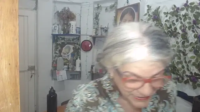 Snapshot of FunnyGrandma chatting on May 17, 12:19 am FunnyGrandma online show from May 17, 12:19 am