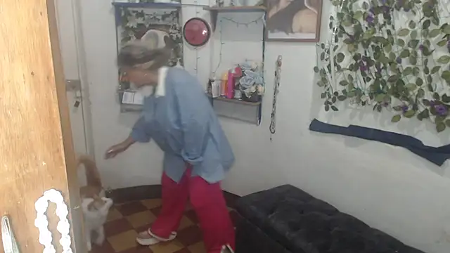 Snapshot of FunnyGrandma chatting on May 19, 3:35 am FunnyGrandma online show from May 19, 3:35 am