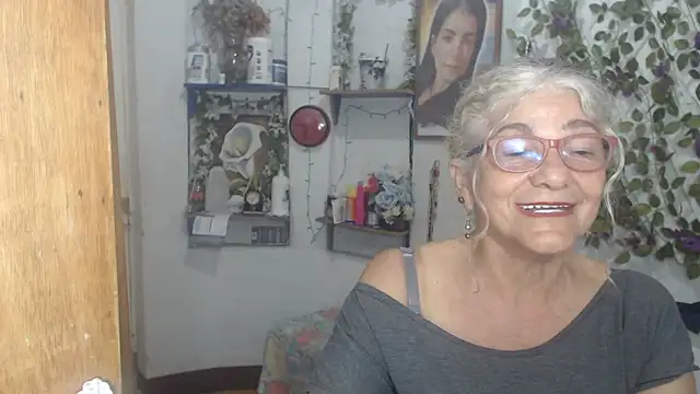 Snapshot of FunnyGrandma chatting on May 19, 11:00 pm FunnyGrandma online show from May 19, 11:00 pm
