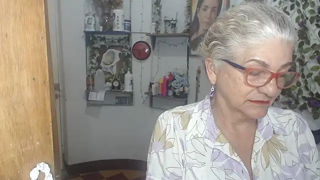 Snapshot of FunnyGrandma chatting on May 21, 2:29 am FunnyGrandma online show from May 21, 2:29 am