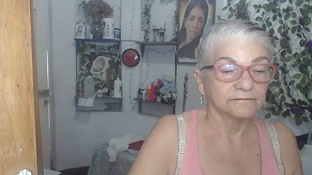 Snapshot of FunnyGrandma chatting on May 22, 4:56 pm FunnyGrandma online show from May 22, 4:56 pm
