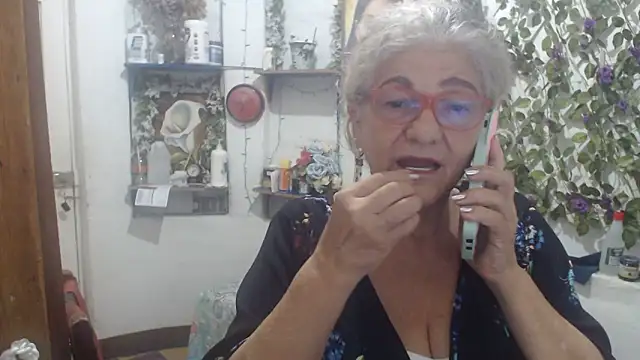 Snapshot of FunnyGrandma chatting on May 25, 12:16 am FunnyGrandma online show from May 25, 12:16 am
