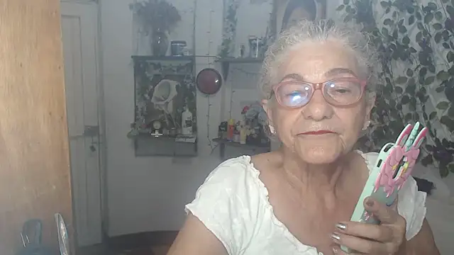 Snapshot of FunnyGrandma chatting on May 26, 1:23 am FunnyGrandma online show from May 26, 1:23 am