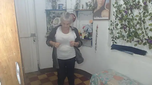 Snapshot of FunnyGrandma chatting on June 3, 1:52 am FunnyGrandma online show from June 3, 1:52 am