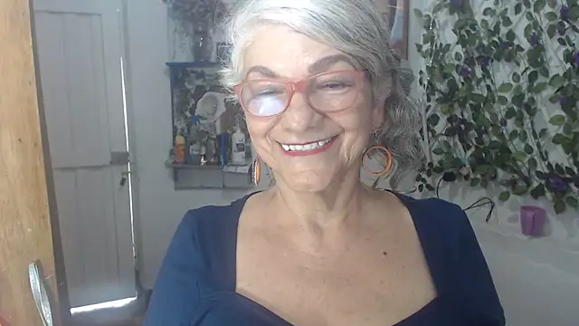 Snapshot of FunnyGrandma chatting on June 22, 5:32 pm FunnyGrandma online show from June 22, 5:32 pm