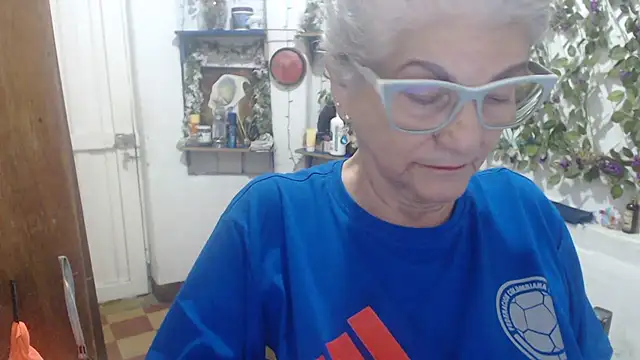 Snapshot of FunnyGrandma chatting on July 4, 1:12 am FunnyGrandma online show from July 4, 1:12 am