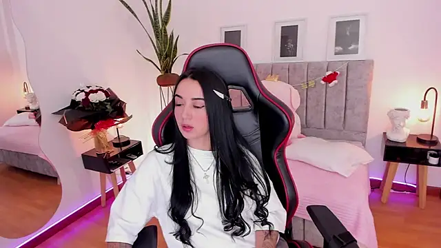 EmmyEvans1 online show from December 9, 7:39 pm