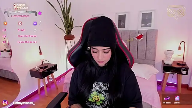 EmmyEvans1 online show from December 16, 7:10 pm