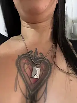 EmmyEvans1 online show from March 22, 9:10 pm