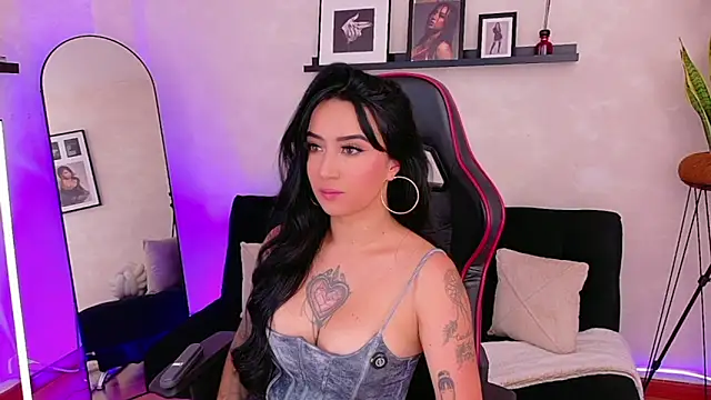 EmmyEvans1 online show from April 7, 7:36 pm