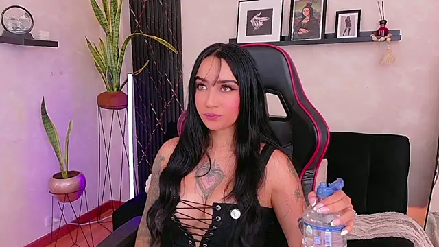 EmmyEvans1 online show from April 22, 7:37 pm