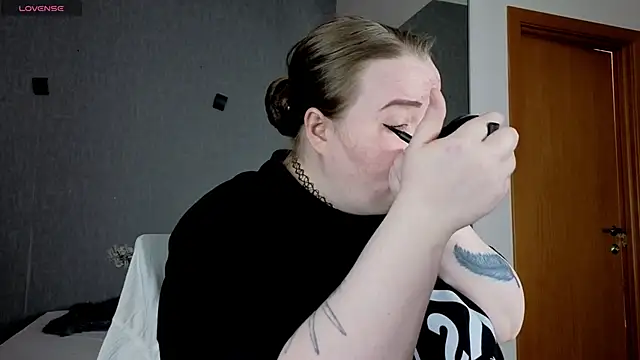 Snapshot of EMMA__CONNOR chatting on September 28, 10:42 am EMMA  CONNOR online show from September 28, 10:42 am