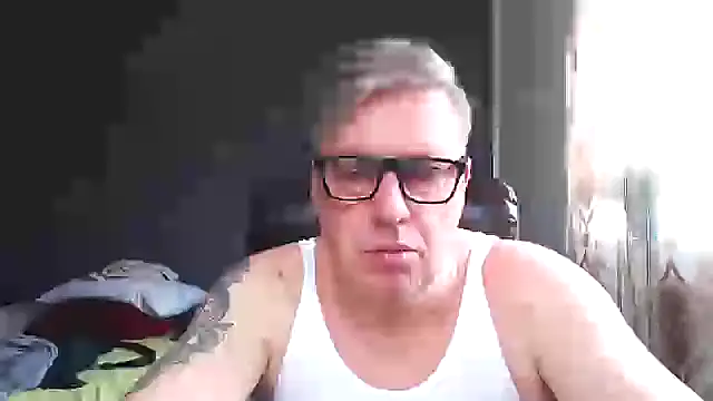 Snapshot of RobertStripX chatting on February 2, 9:51 am RobertStripX online show from February 2, 9:51 am