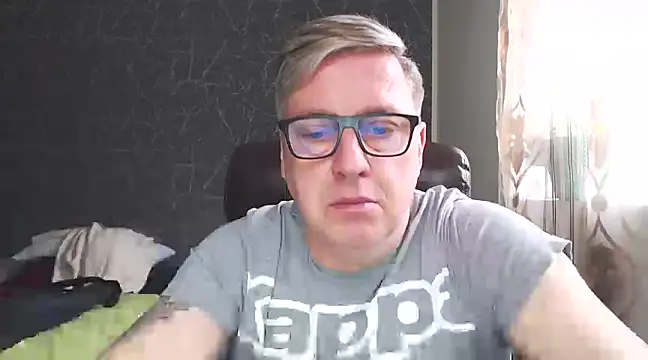 Snapshot of RobertStripX chatting on February 3, 9:19 am RobertStripX online show from February 3, 9:19 am